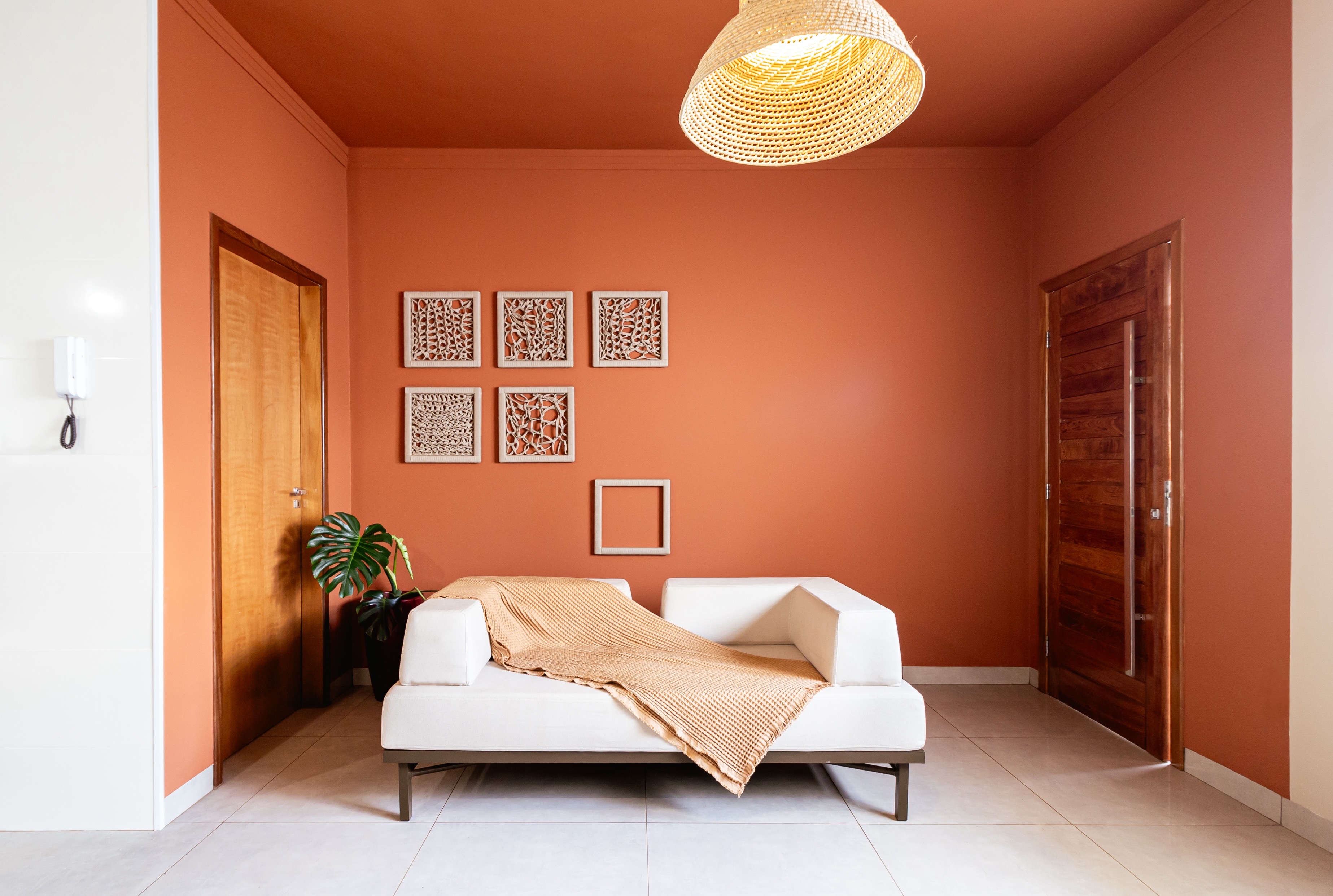 Coleção Verão - Composição de relevos orgânicos em parede terracota