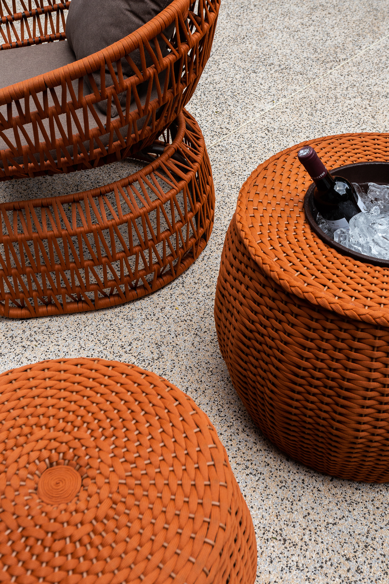 Casa 442 - Detalhe do mobiliário em fibra trançada terracota com mesas laterais e balde de gelo
