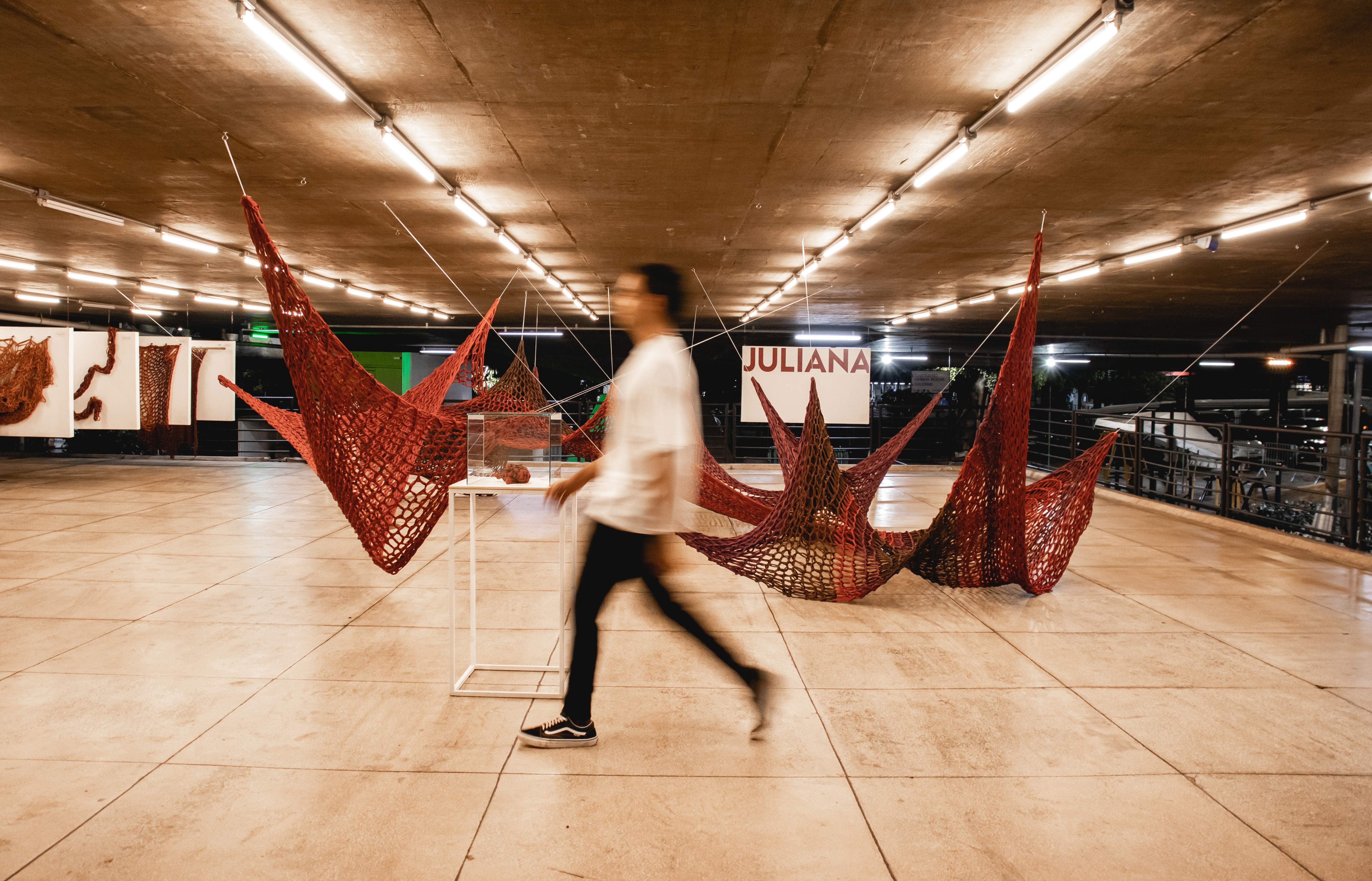 Redes suspensas na exposição