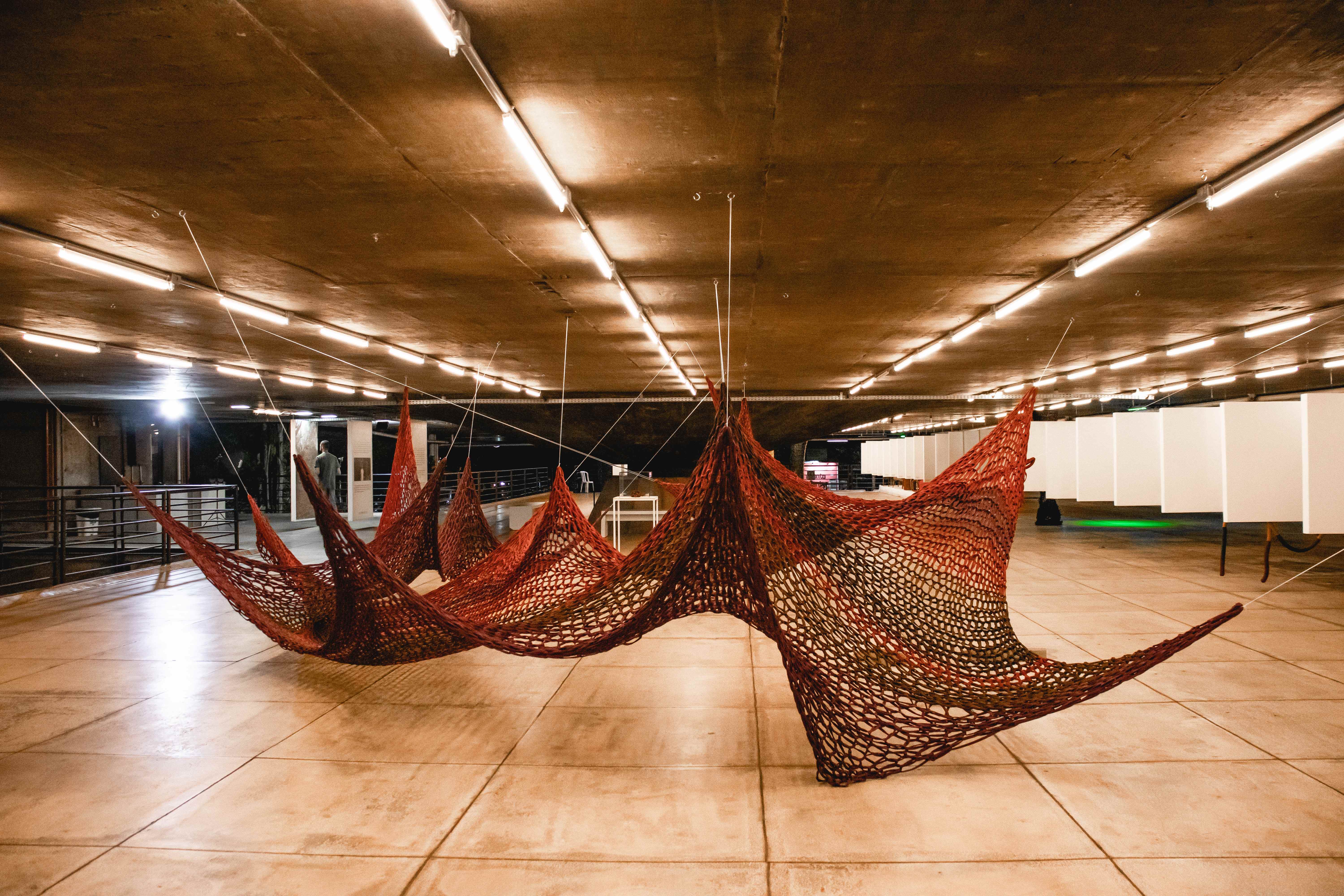 Instalação de redes suspensas vermelhas