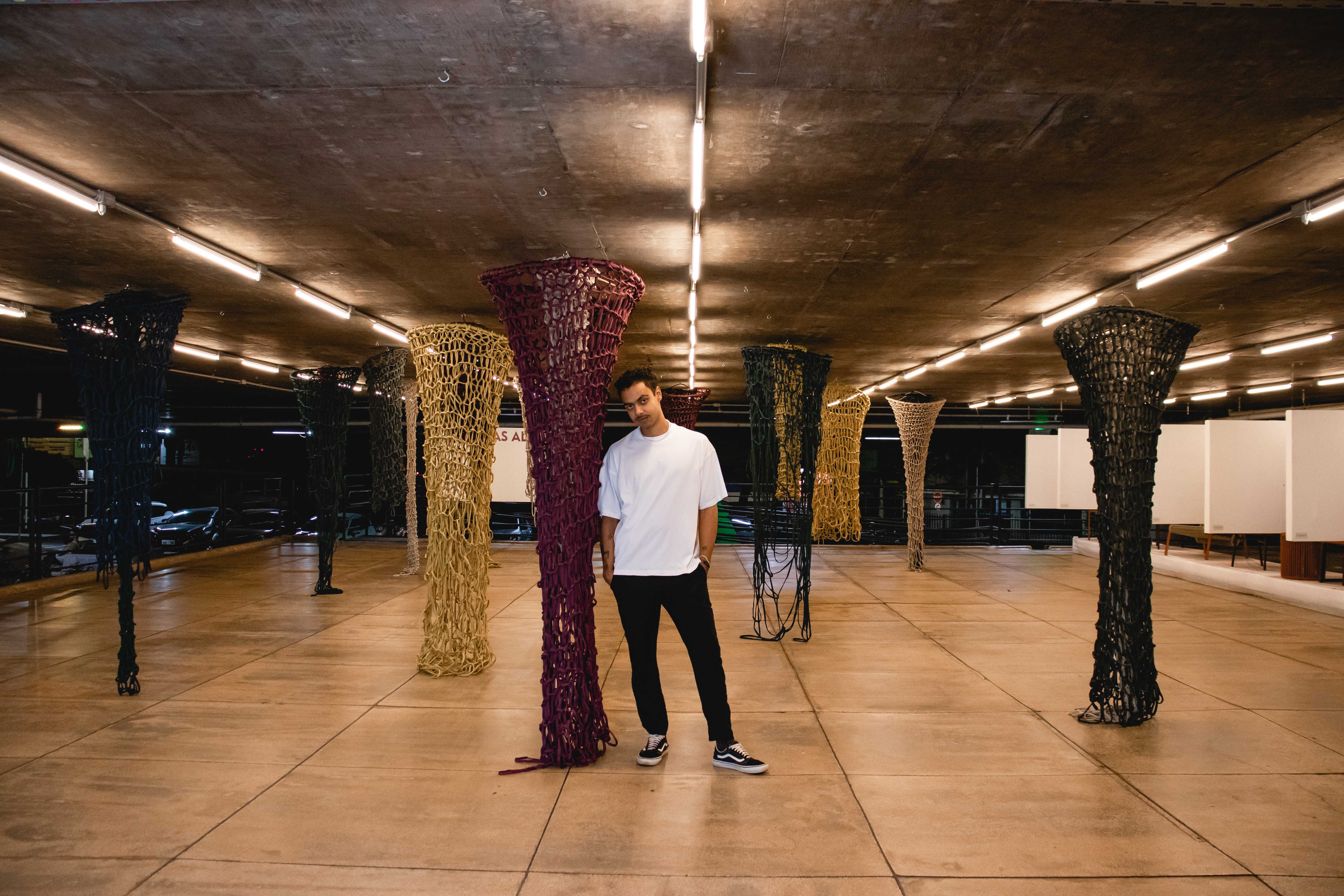 Colunas suspensas em tapeçaria colorida