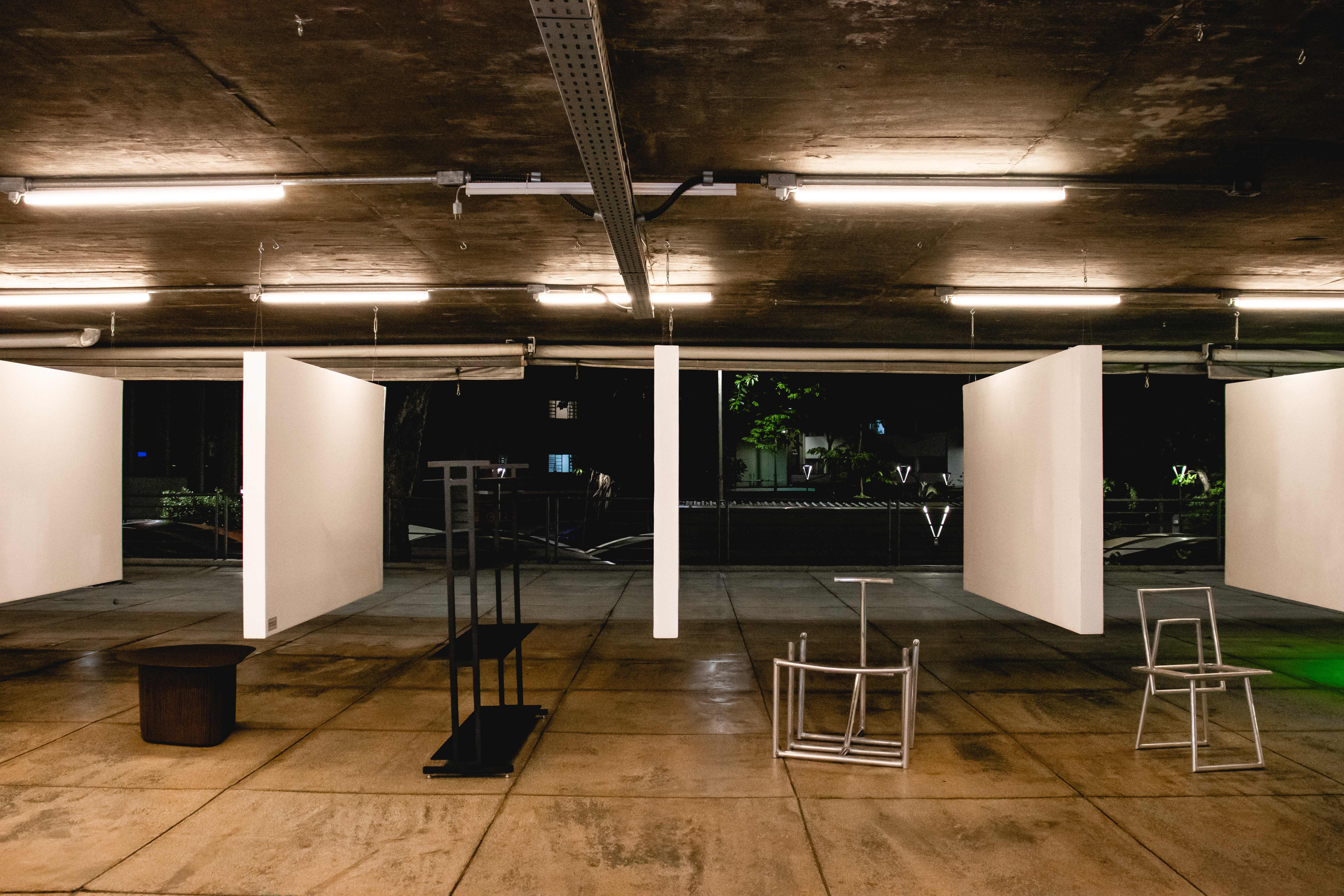 Peças de mobiliário em exposição