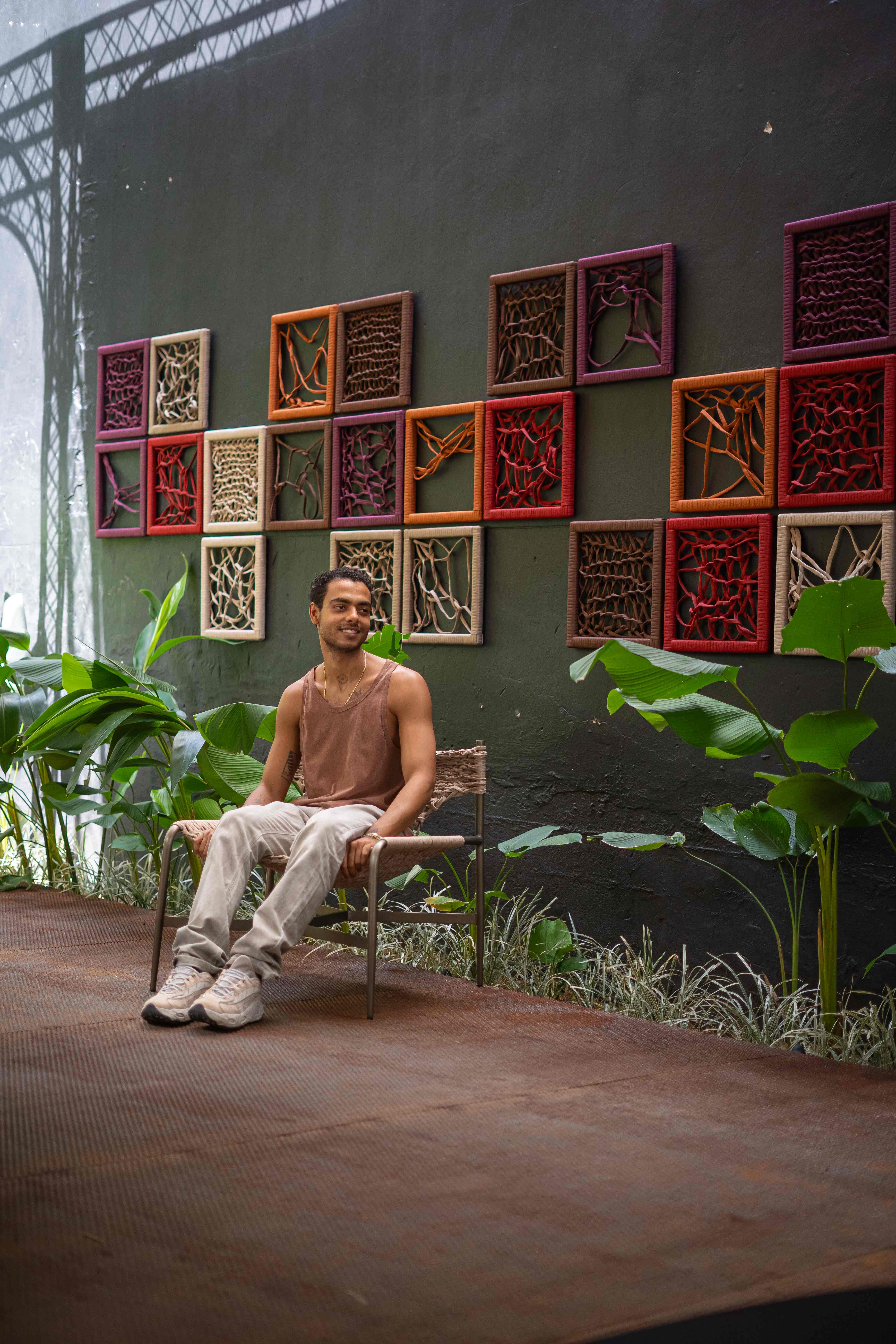 Caio Ferreira com instalação de quadros em tapeçaria