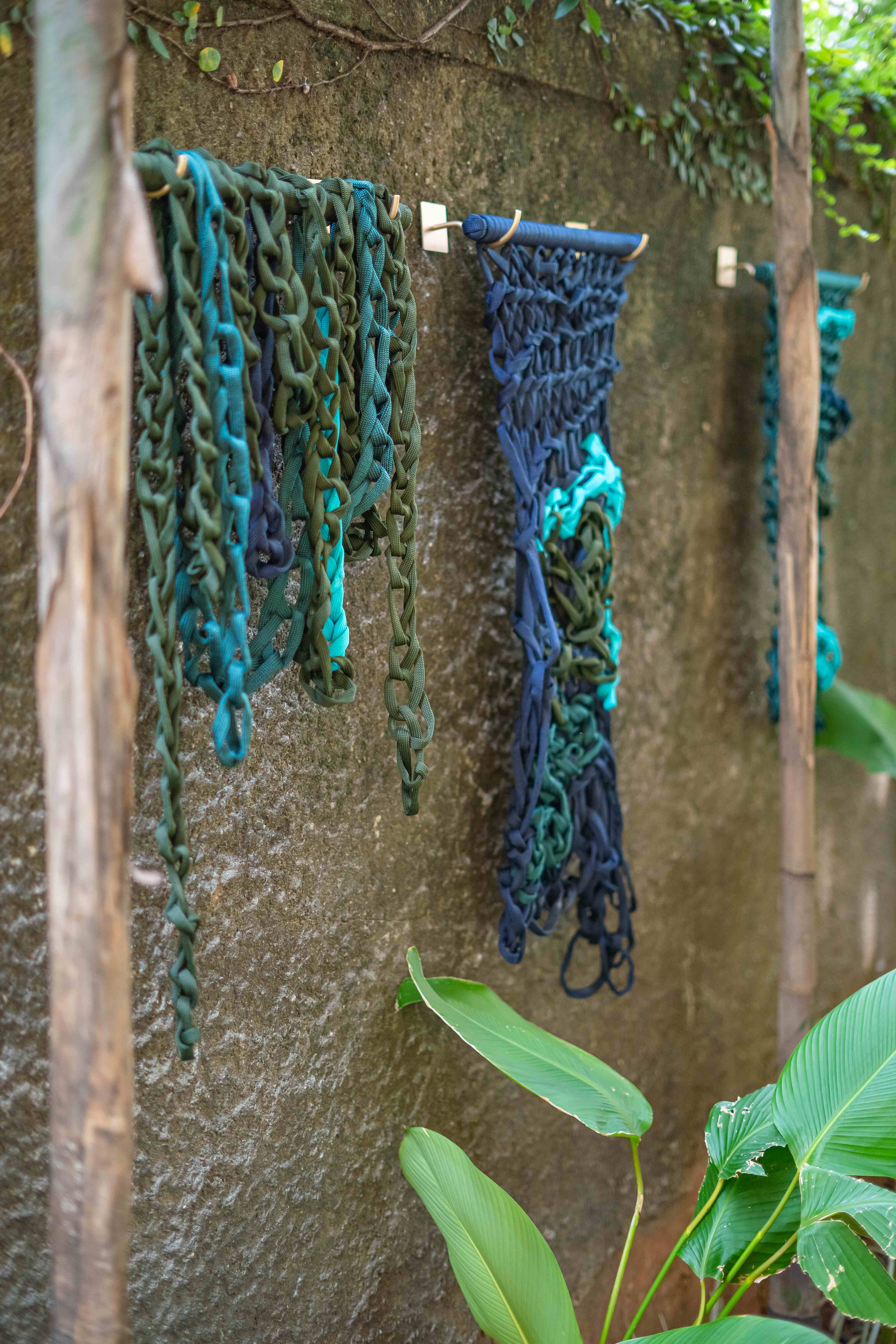 Instalação externa - Tapeçarias em tons de azul e verde