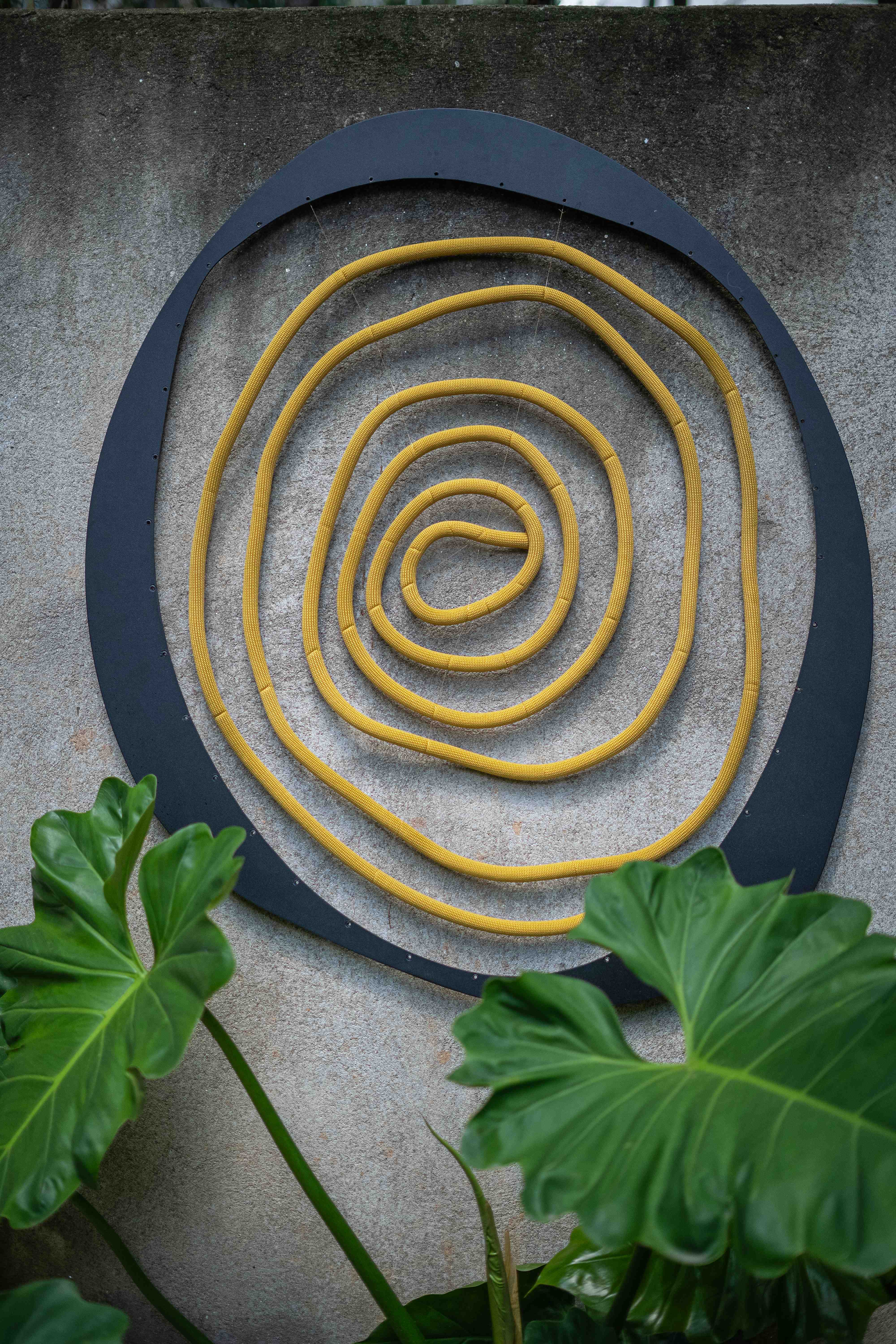 Escultura em espiral - Cordas amarelas e pretas