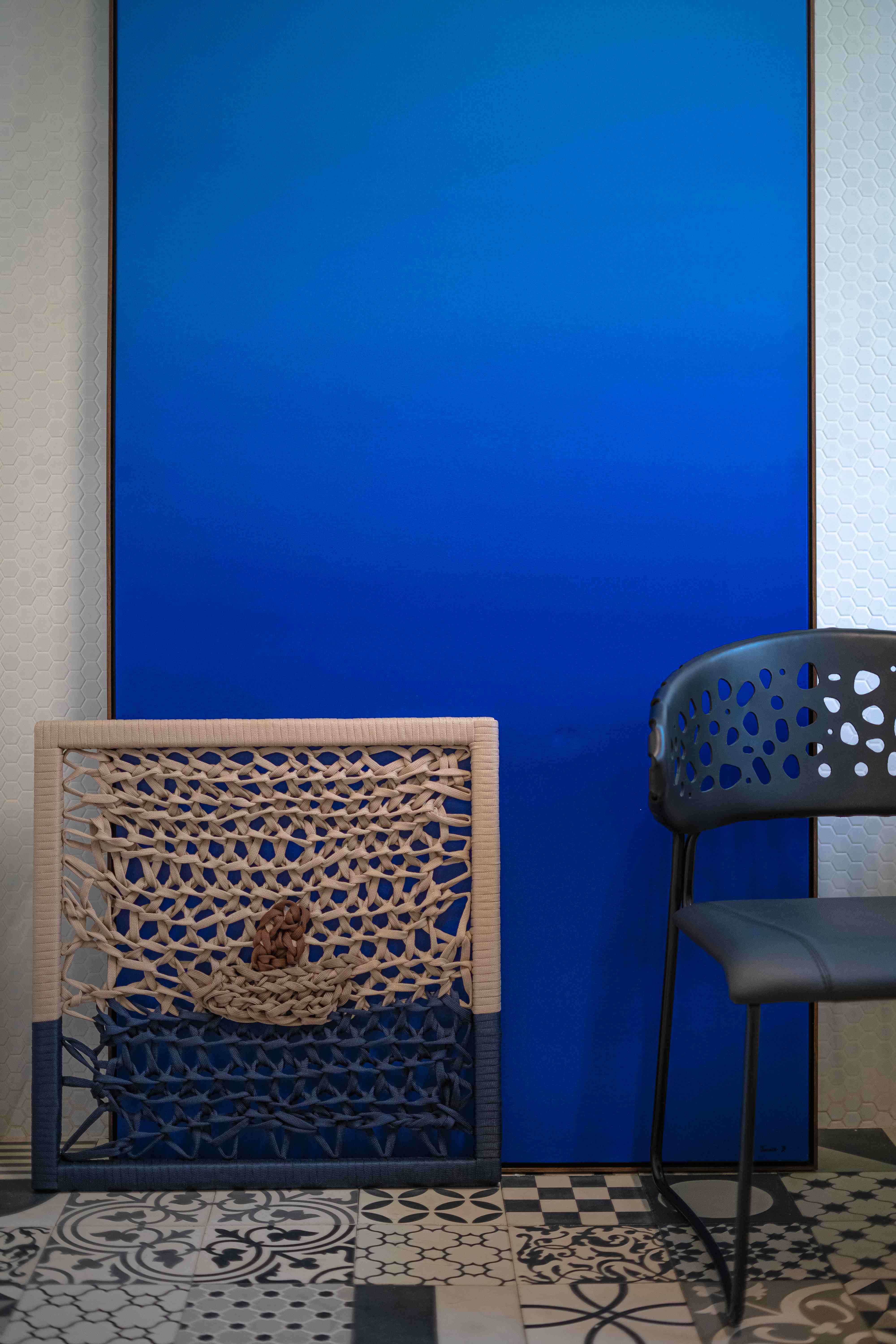 Detalhe de quadro em tapeçaria com fundo azul