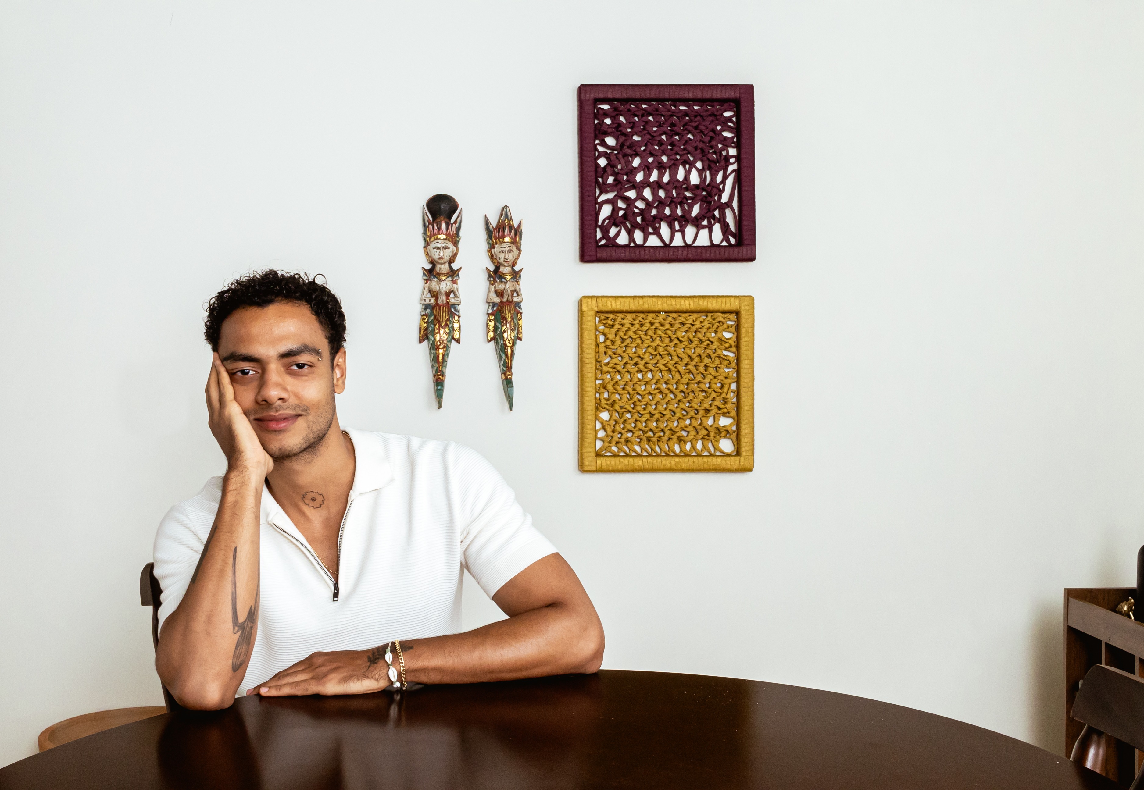 Caio Ferreira com obras da Coleção Verão